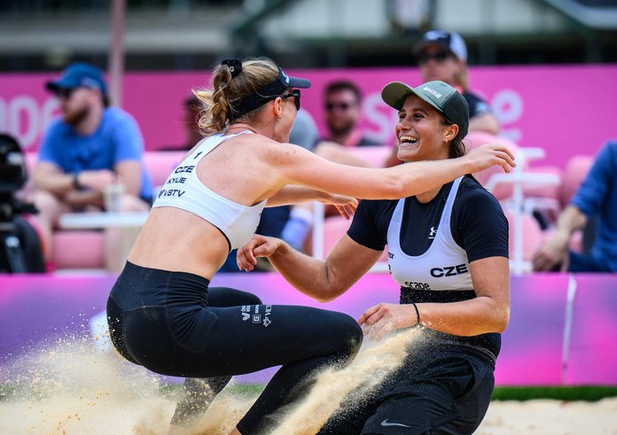 Kylie Neuschaeferová (vlevo) s Martinou Maixnerovou.