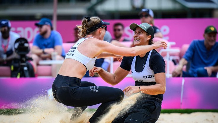 Kylie Neuschaeferová (vlevo) s Martinou Maixnerovou.