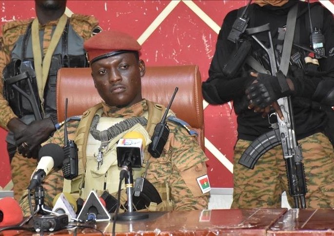 V soudnosti nejmladší lídr země Ibrahim Traoré je vůdcem afrického státu Burkina Faso.
