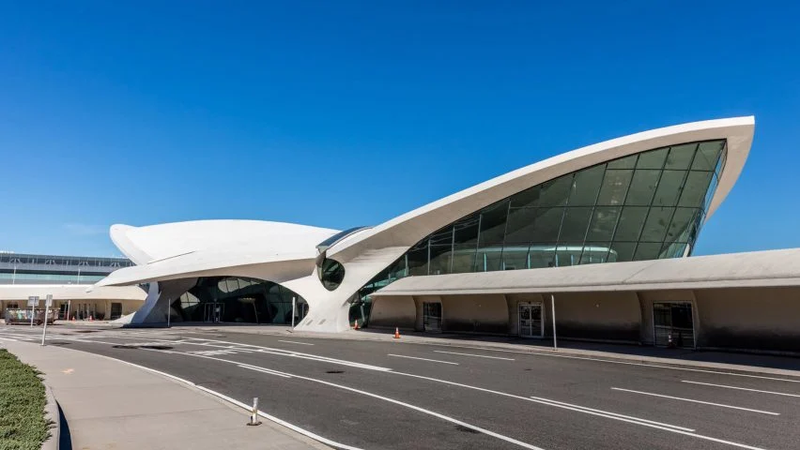 twa-hotel-eero-saarinen-interiors-jfk-airport-new-york-city-usa-max-touhey_dezeen_2364_col_9-852x480