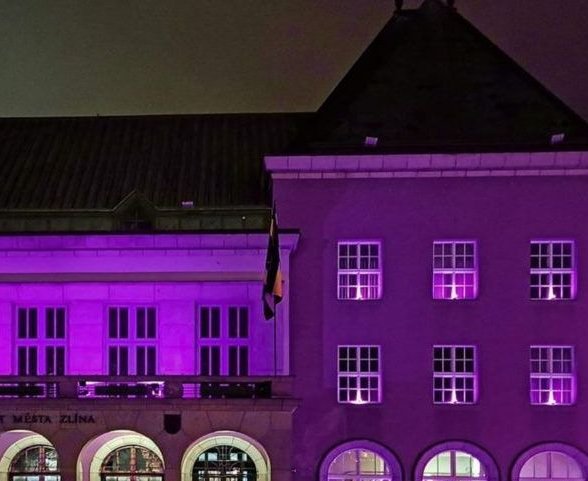Radnice ve Zlíně zazáří purpurově na Světový den nedonošených