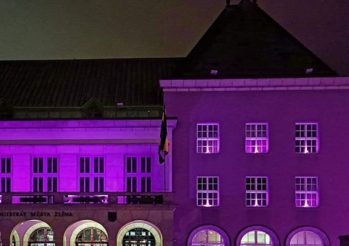 Radnice ve Zlíně zazáří purpurově na Světový den nedonošených