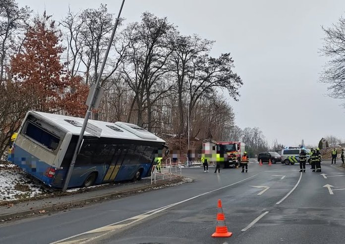 v-domazlicich-se-rozjel-autobus-bez-ridice-zastavil-se-o-sloup-osvetleni