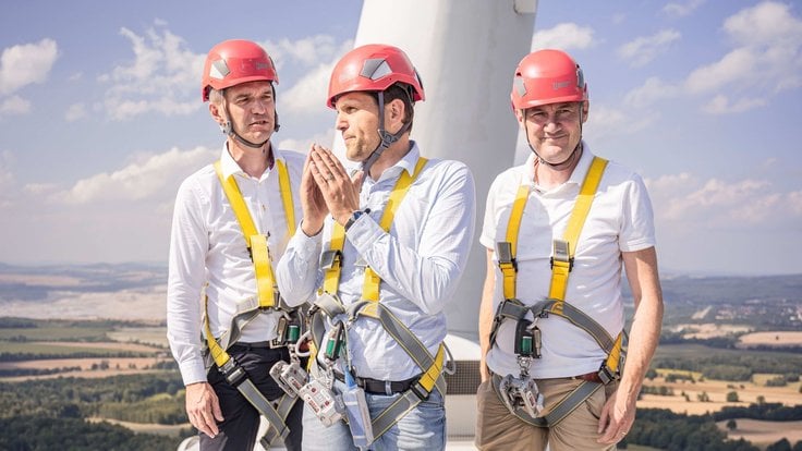 Ministr životního prostředí Petr Hladík na gondole turbíny větrné elektrárny.