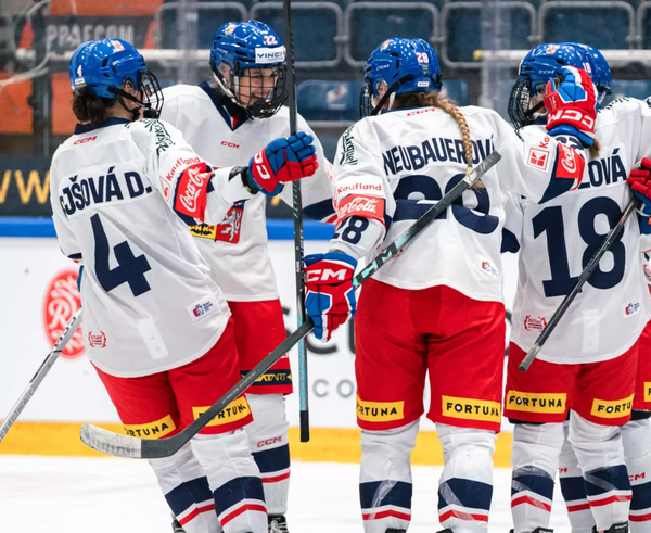 České hokejistky slaví výhru na Finkami.