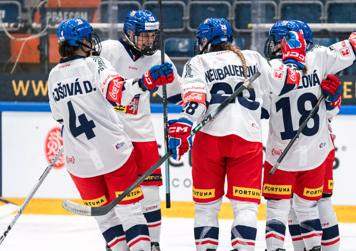 České hokejistky slaví výhru na Finkami.