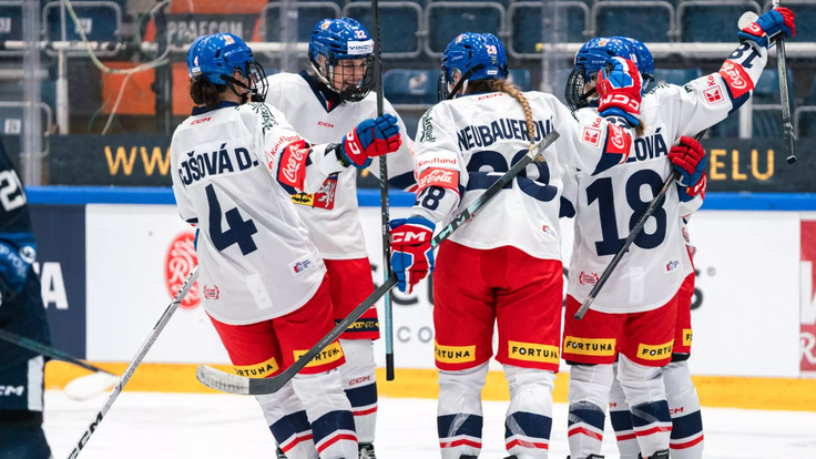 České hokejistky slaví výhru na Finkami.