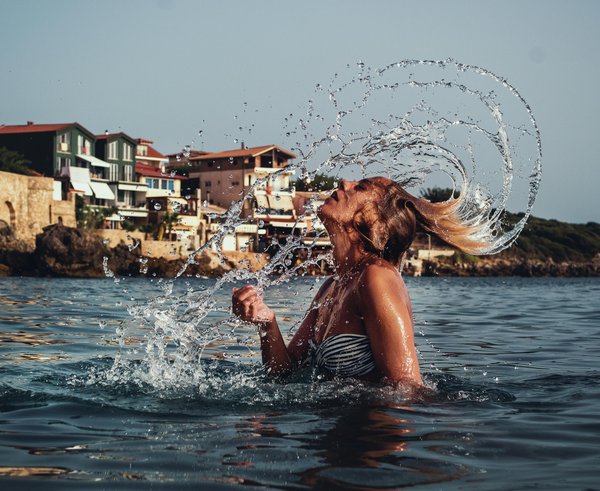 water-splash-with-hair-beautiful-girl-seaside-portrait-motion-730911