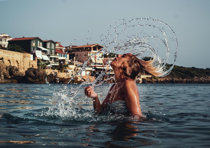 water-splash-with-hair-beautiful-girl-seaside-portrait-motion-730911