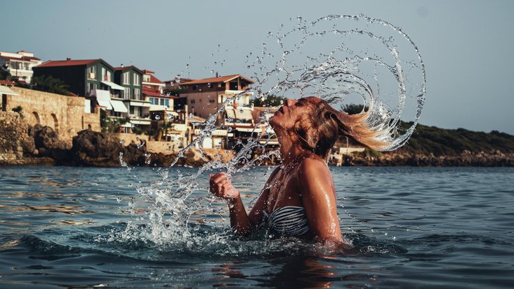 water-splash-with-hair-beautiful-girl-seaside-portrait-motion-730911