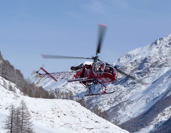 zermatt_helicopter_scenic_flight_mountain_rescue_mountains_winter_snow_switzerland-1197719 (1)